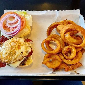 Breakfast burger with onion rings